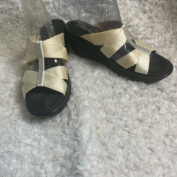 Skechers Fabric Beige Satin slip on wedge Straps Sandals Rhinestones accent SZ9 - Picture 3 of 10